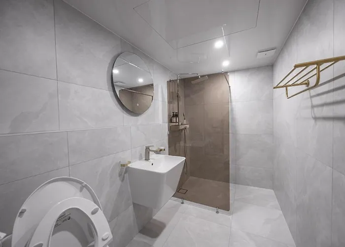 2f 4bathrooms, 9beds, 7-16 Persons Team