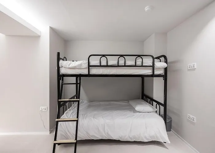 2f 4bathrooms, 9beds, 7-16 Persons Team